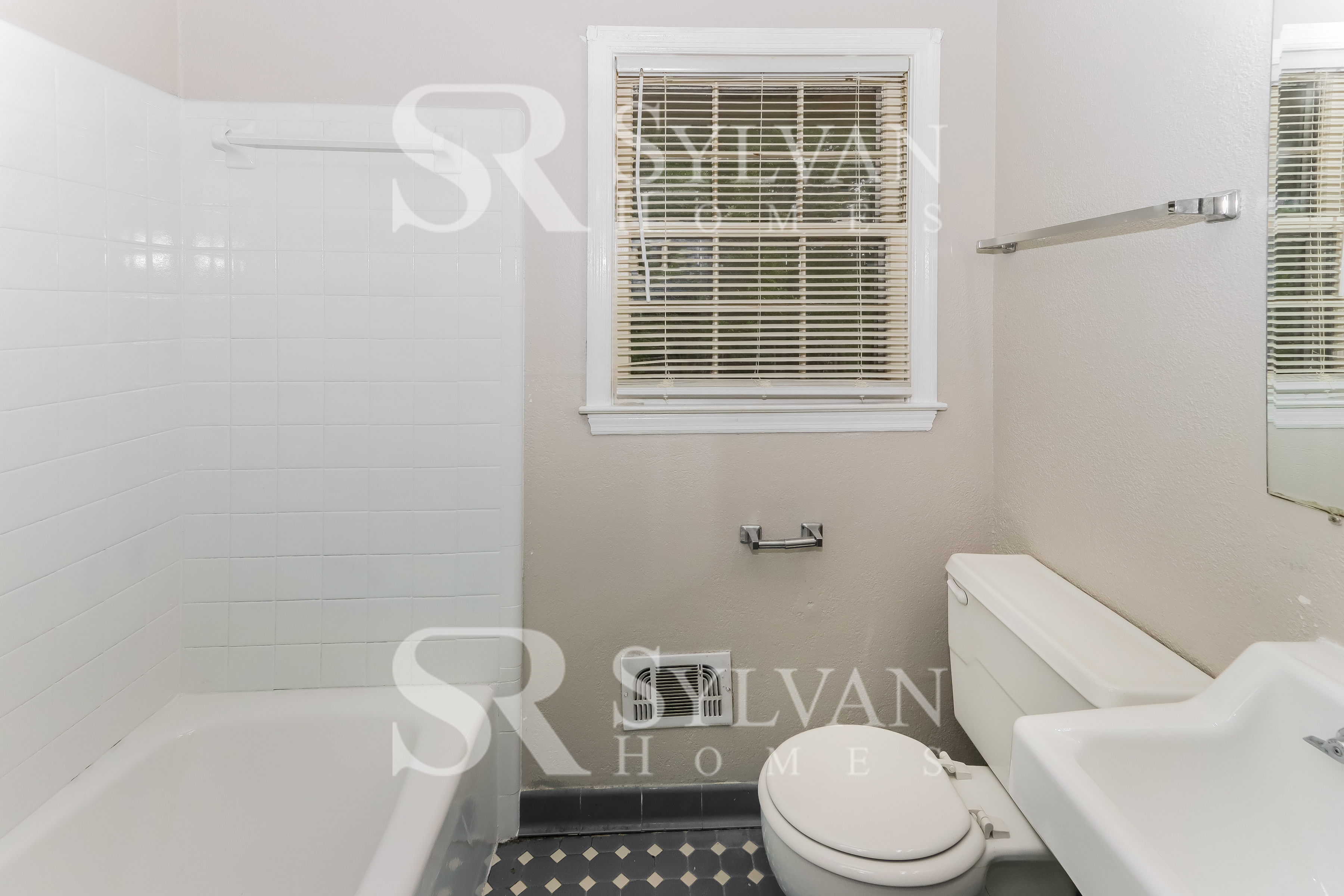 012-photo-bathroom-12769740.jpg