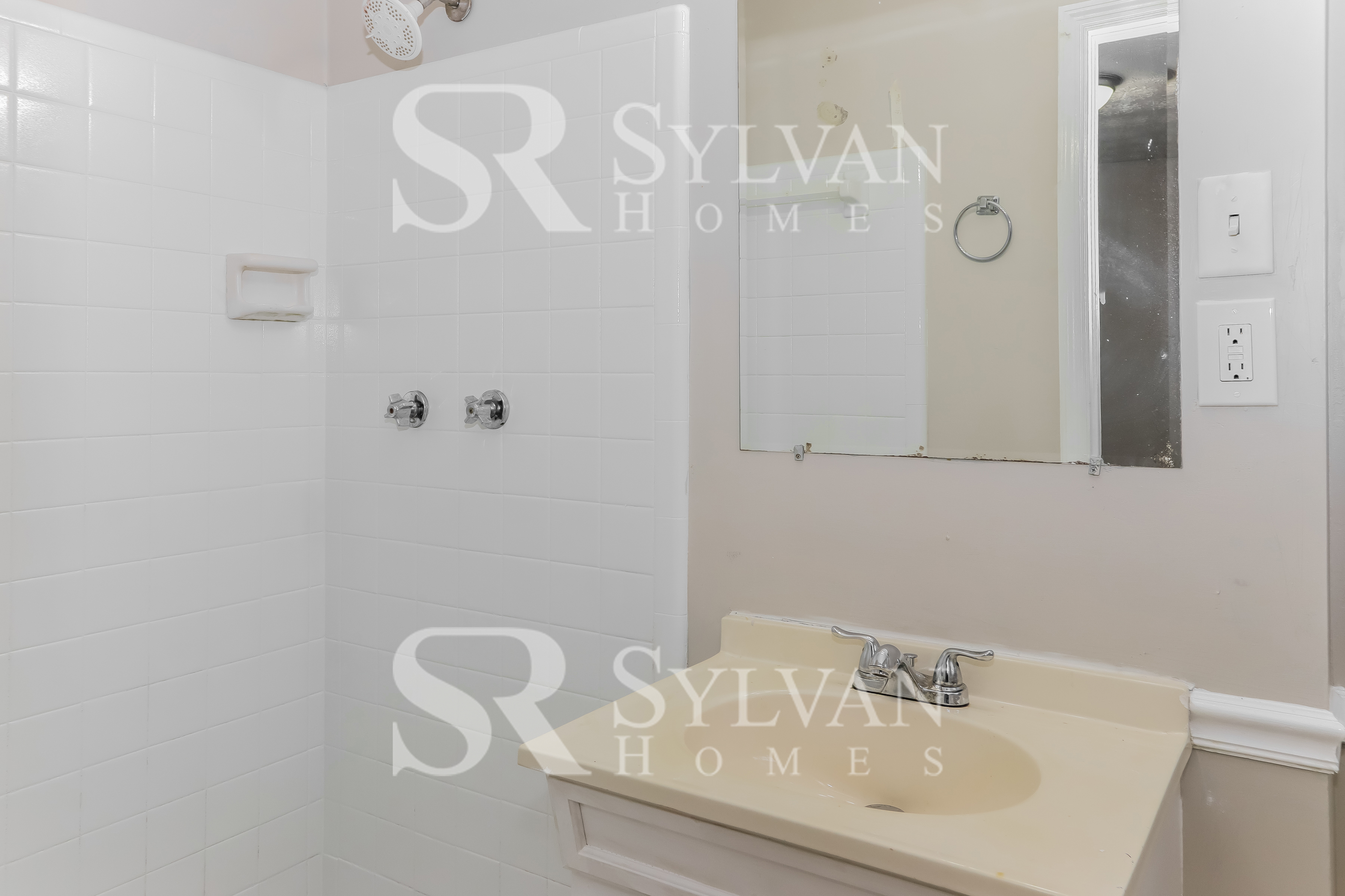 013-photo-bathroom-12769744.jpg