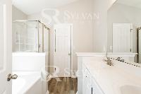 Click to view - 010-photo-main-bathroom-11214506.jpg