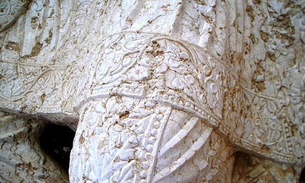 Detailed carving of a man's clothing temple of bel palmyra %284112896524%29