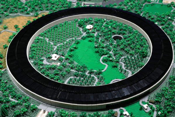 Someone recreated Apple’s new campus with 85,000 LEGO bricks and it’s excellenth