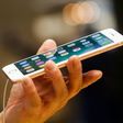 Wees een beetje discreet en houd je telefoon gewoon tegen je oor | De Volkskrant