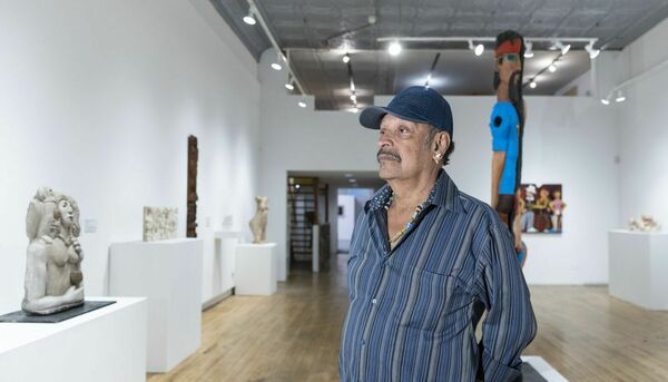 Román Villarreal tiene primera exhibición retrospectiva que habla de la vida en South Chicago