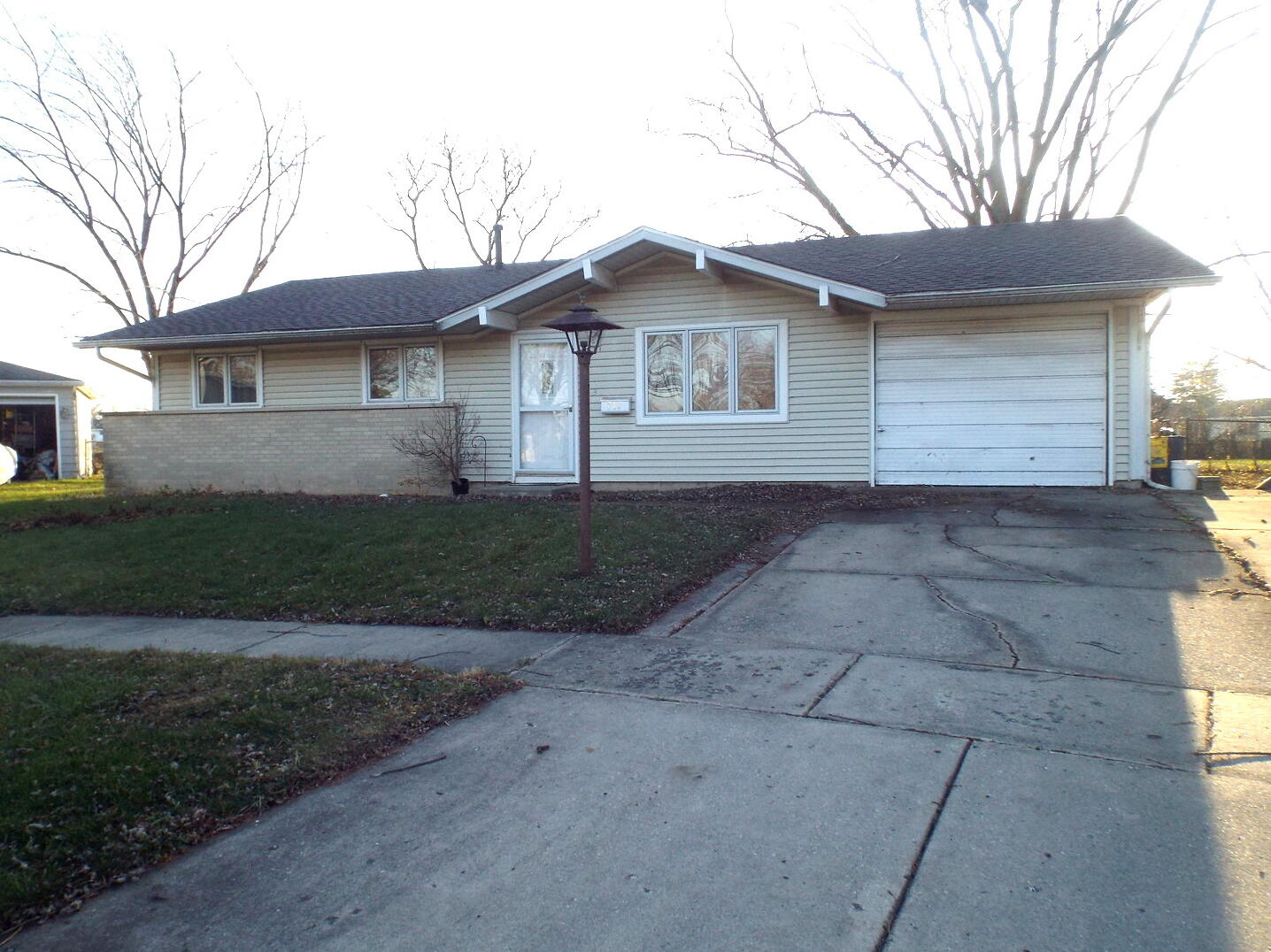 711 Surrey , Streamwood, IL MLS 10942351 Berkshire Hathaway