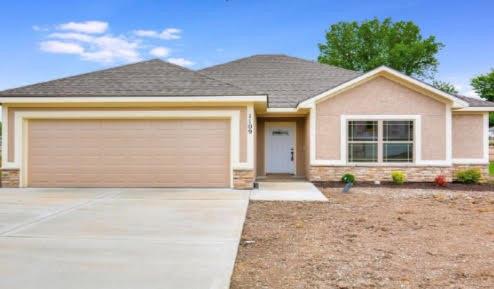 Photo of 900 N White Oaks Lane Oak Grove MO 64075