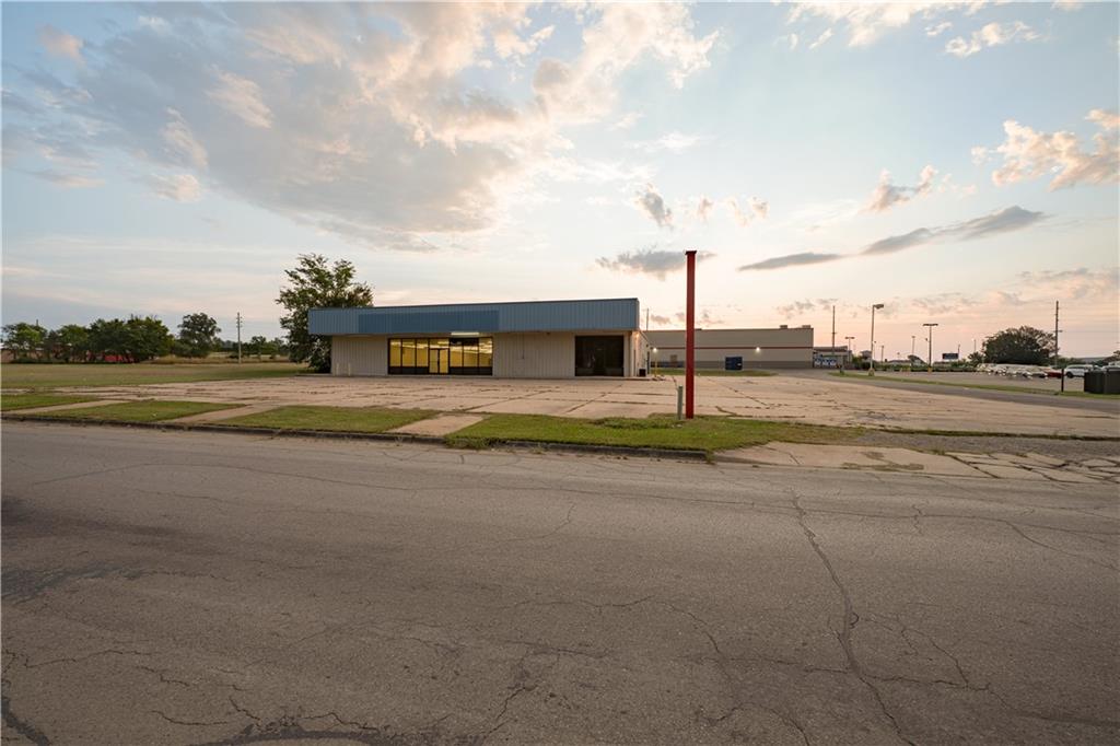 Photo of 901 Lewark Street Coffeyville KS 67337