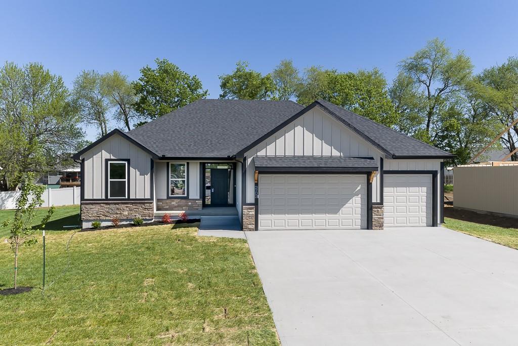 Photo of 2703 Stone Creek Avenue Tonganoxie KS 66086