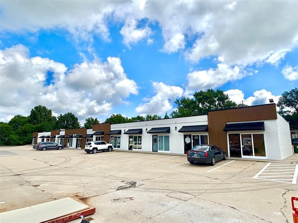 Photo of 11109-11129 N Oak Trafficway Kansas City MO 64115