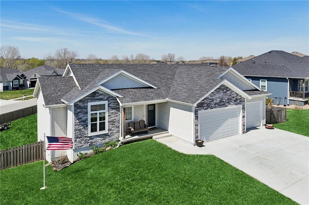 Photo of 594 N Oakwood Lane Tonganoxie KS 66086