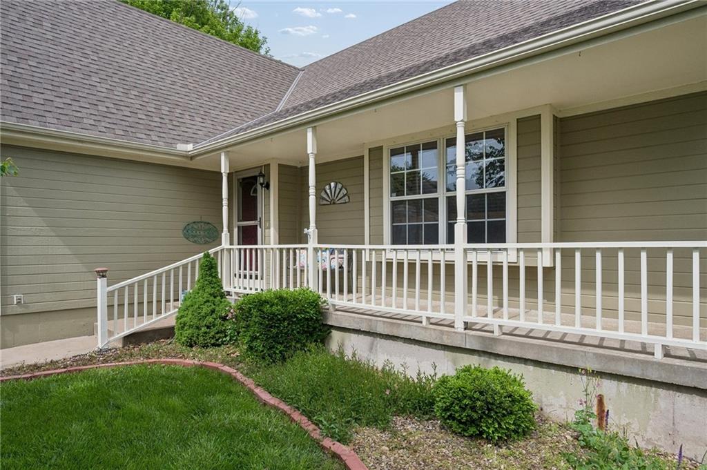Photo of 325 SE Canterbury Lane Lee's Summit MO 64063