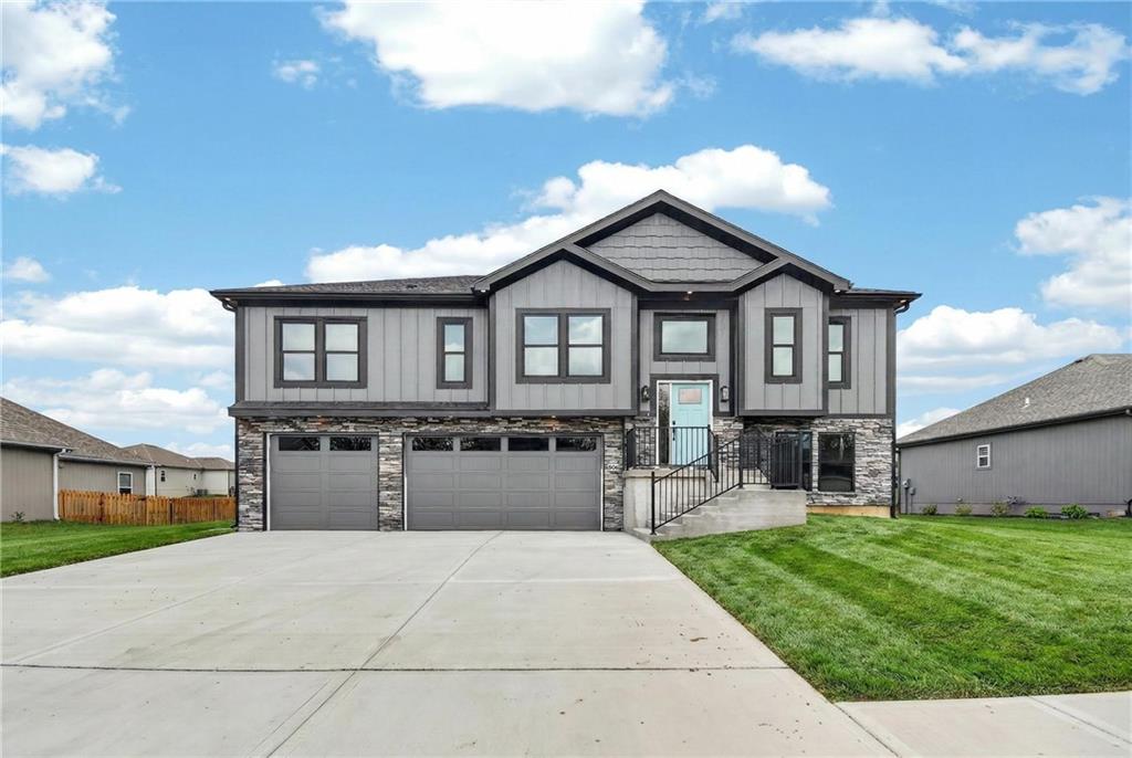 Photo of 806 W Shawhan Parkway Lone Jack MO 64086