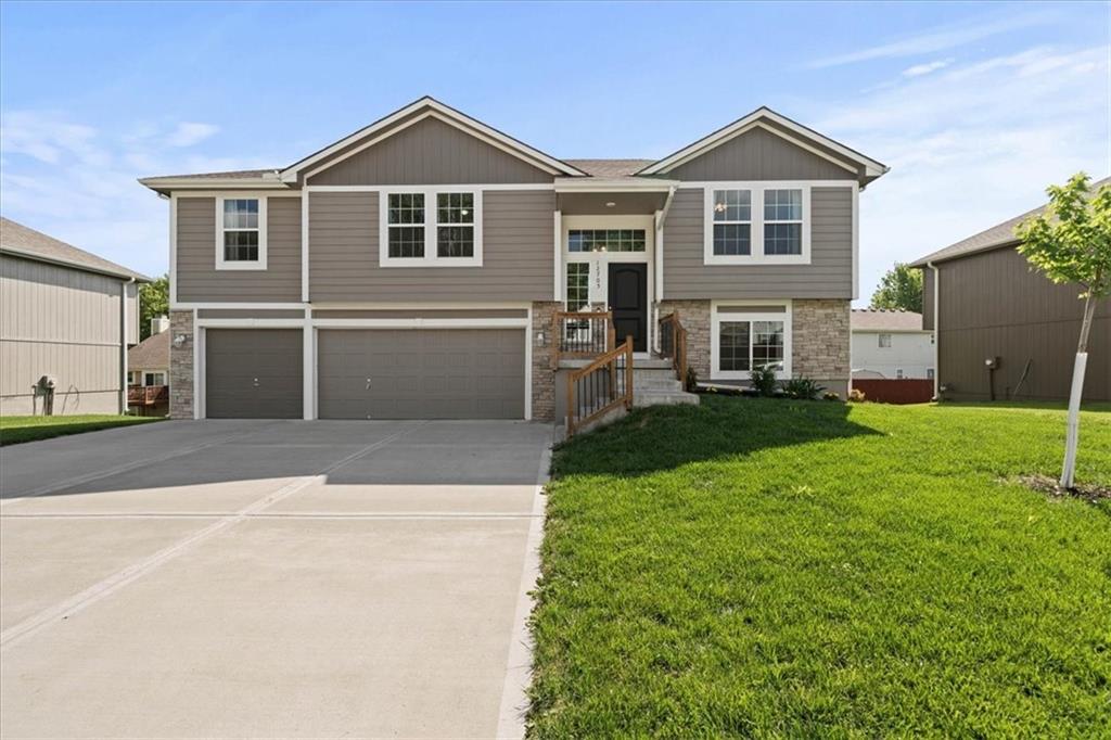 Photo of 12705 Applewood Drive Grandview MO 64030