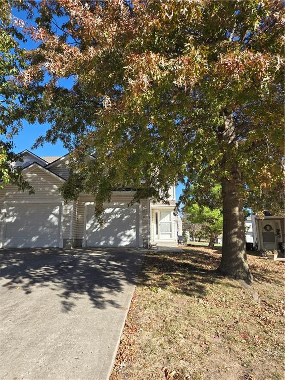 Photo of 1327 SE Broadway Circle Lee's Summit MO 64081