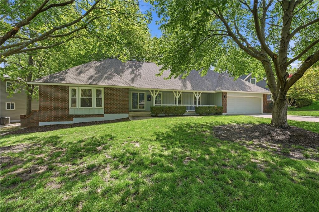 Photo of 600 NE Golfview Drive Blue Springs MO 64014