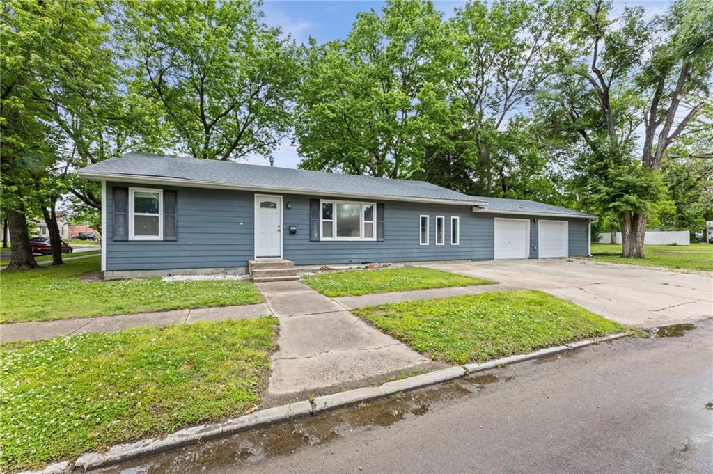 Photo of 902 E Broadway Street Iola KS 66749