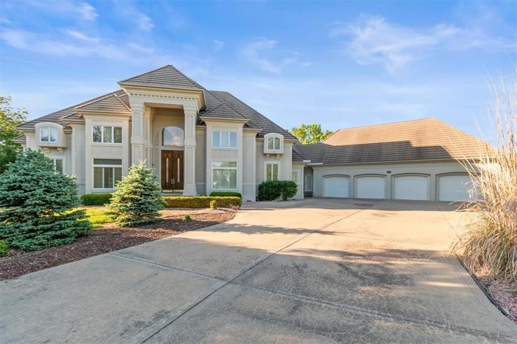 Photo of 1601 NW Arrowhead Trail Blue Springs MO 64015
