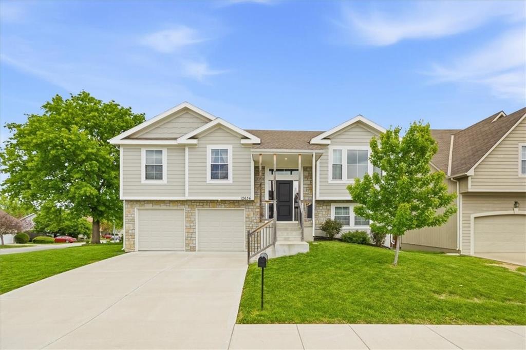Photo of 12634 Fountain Lake Circle Grandview MO 64030