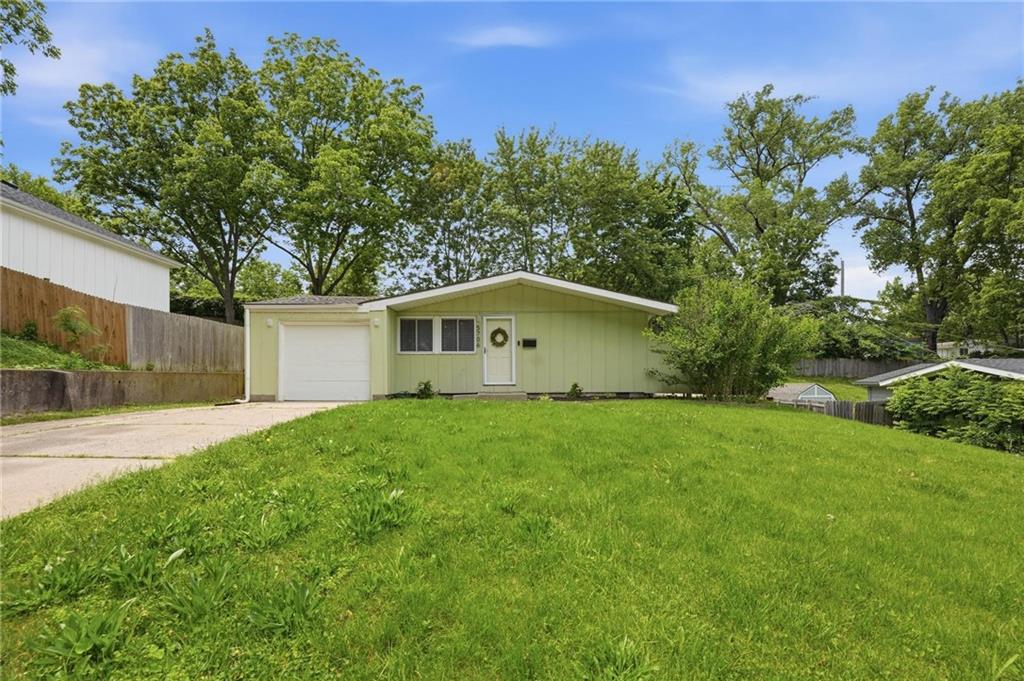 Photo of 5706 N WOODLAND Avenue Kansas City MO 64118