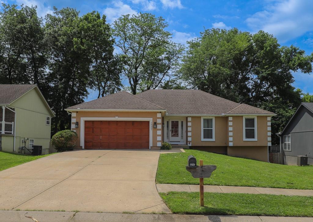 Photo of 19507 E Woodsbury Road Independence MO 64058