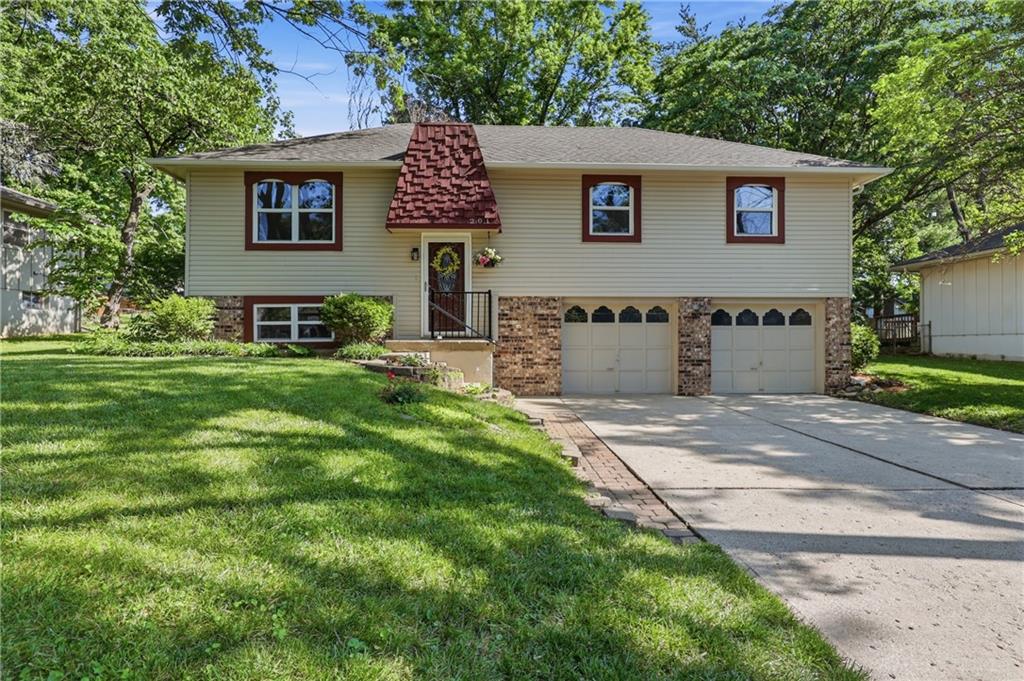 Photo of 201 SW Sandstone Drive Blue Springs MO 64014