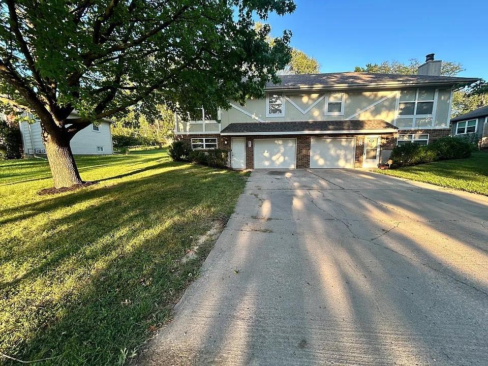 Photo of 401 SE Melody Lane Lee's Summit MO 64086