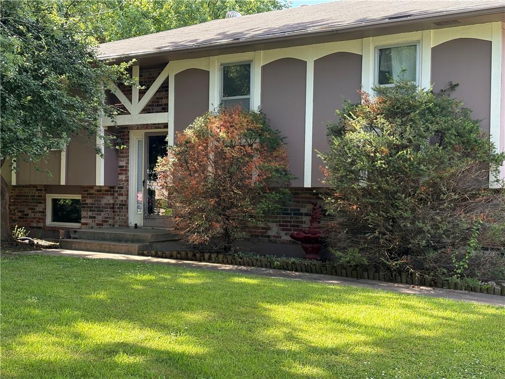 Photo of 1404 NW Sandalwood Court Blue Springs MO 64015