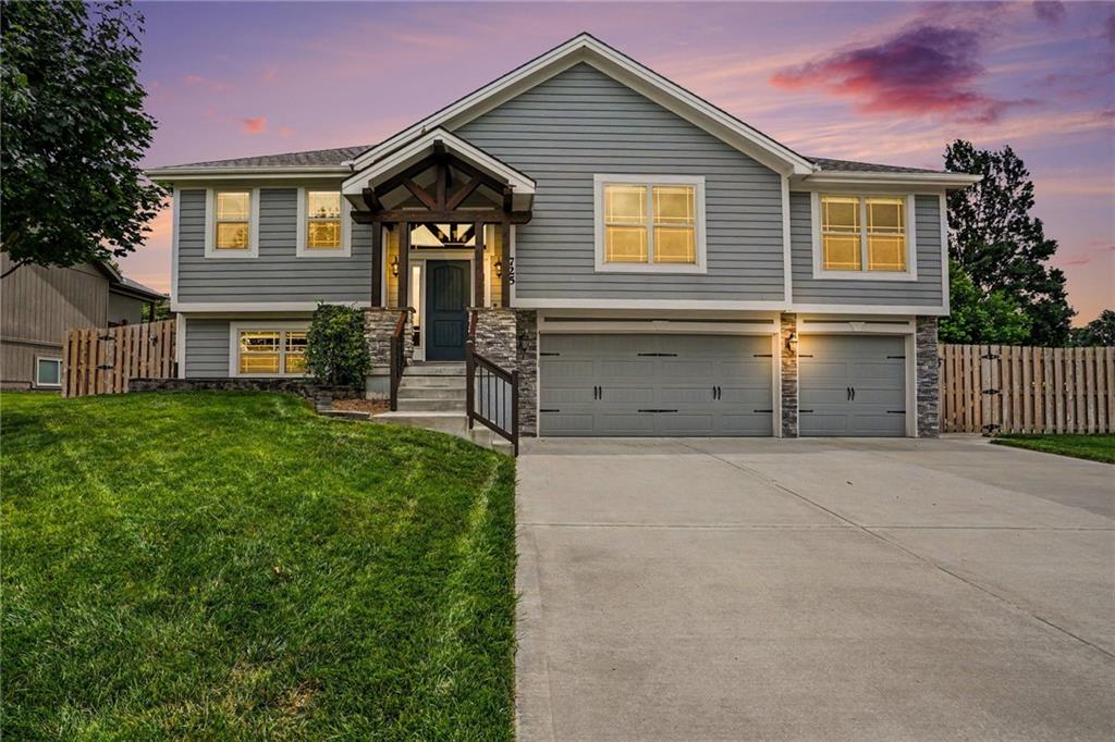 Photo of 725 E 13th Terrace Kearney MO 64060