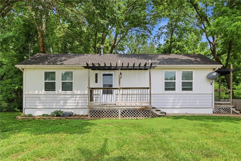 Photo of 921 E 4th Street Tonganoxie KS 66086