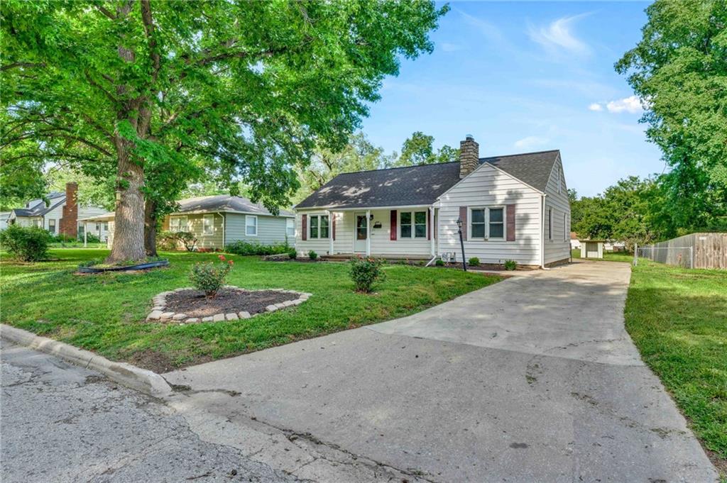 Photo of 2212 SW Burnett Road Topeka KS 66614