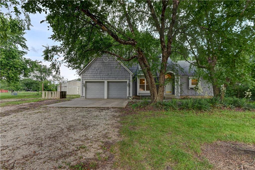 Photo of 28385 Woodland Road Paola KS 66071