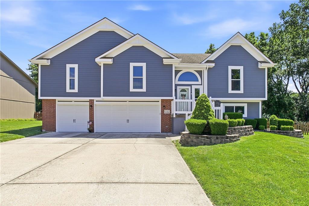Photo of 1301 NE Foxwood Drive Lee's Summit MO 64086