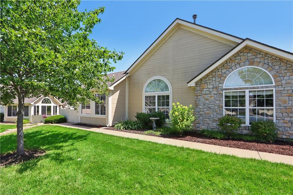 Photo of 832 NE Devon Drive Lee's Summit MO 64064