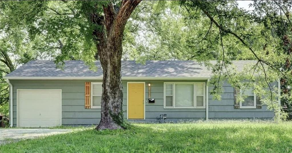 Photo of 10109 Hillcrest Road Kansas City MO 64134