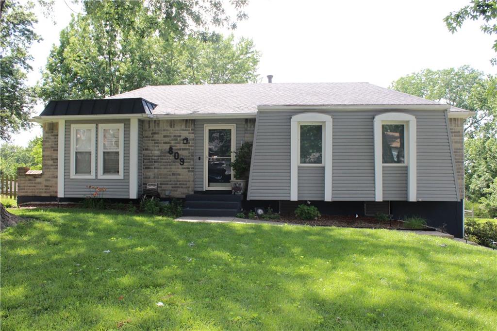 Photo of 809 NW Arlington Place Blue Springs MO 64015