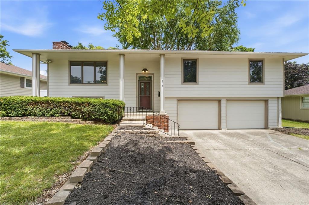 Photo of 305 SW Marion Lane Lee's Summit MO 64081