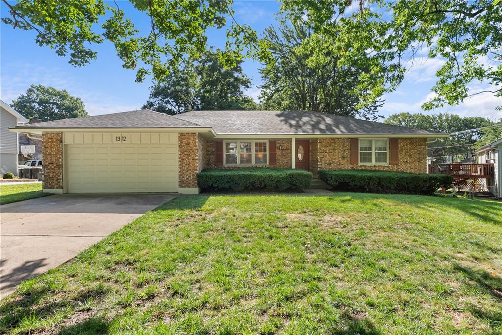 Photo of 1312 SW Sunrise Drive Blue Springs MO 64015