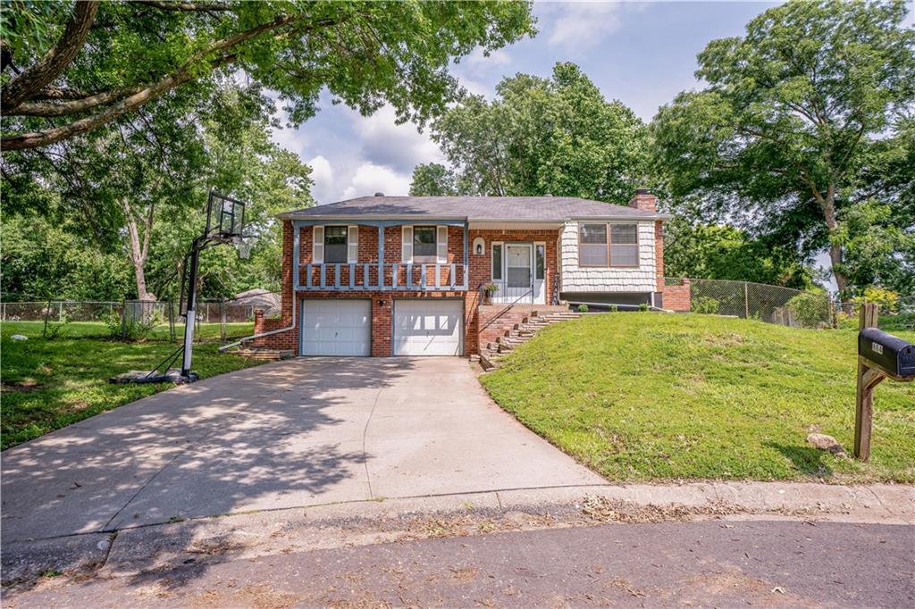 Photo of 804 NW Arlington Place Blue Springs MO 64015