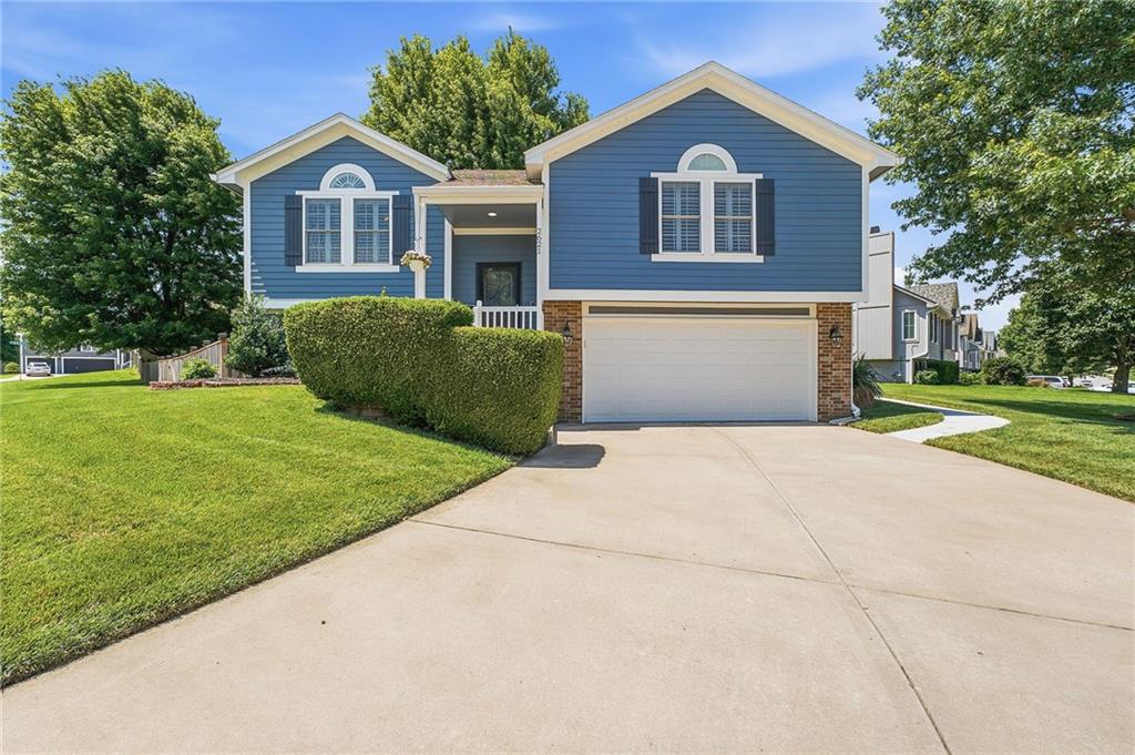 Photo of 2621 NE Horseshoe Drive Lee's Summit MO 64086