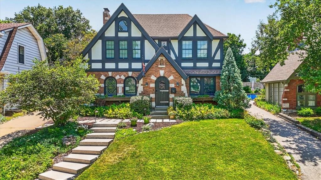 Photo of 31 W Winthrope Road Kansas City MO 64113