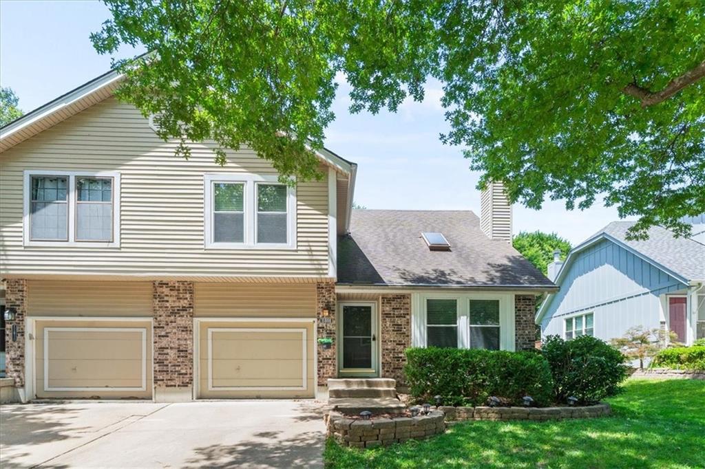 Photo of 11808 Oakmont Street Overland Park KS 66210