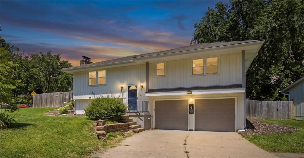 Photo of 417 SW PARKWOOD Drive Blue Springs MO 64014