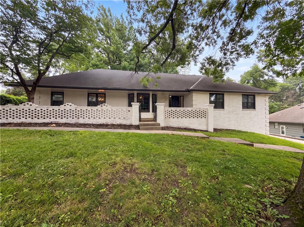 Photo of 4321 NW Briarcliff Lane Kansas City MO 64116