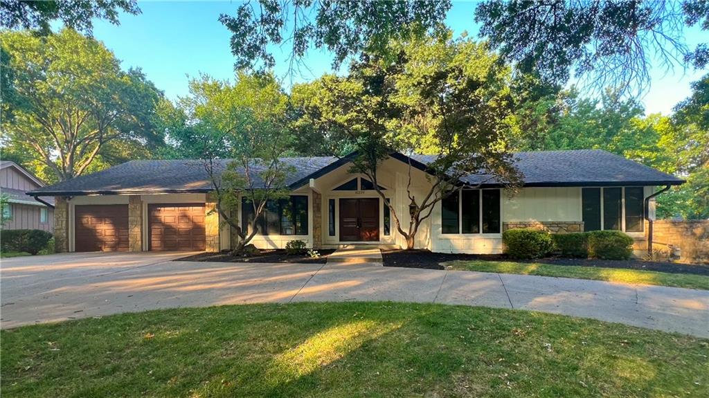 Photo of 10229 Hemlock Drive Overland Park KS 66212