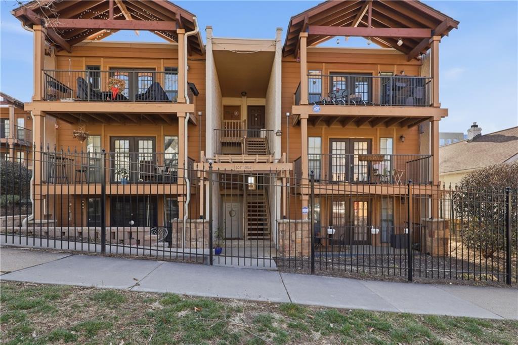 Photo of 4727 Jarboe Street #102 Kansas City MO 64112