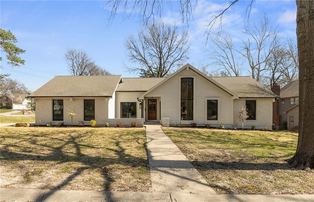 Photo of 10301 Howe Drive Leawood KS 66206
