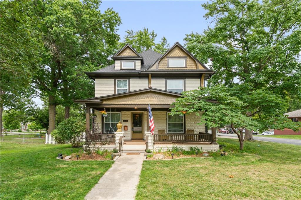 Photo of 105 NE Douglas Street Lee's Summit MO 64063