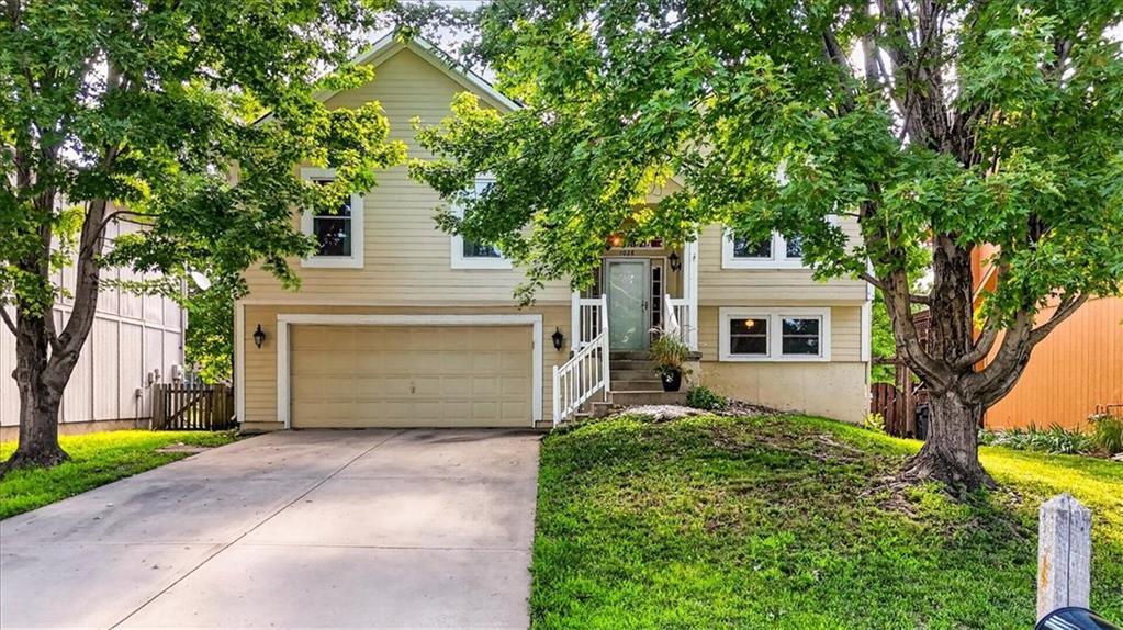 Photo of 1028 N Crest Drive Olathe KS 66061