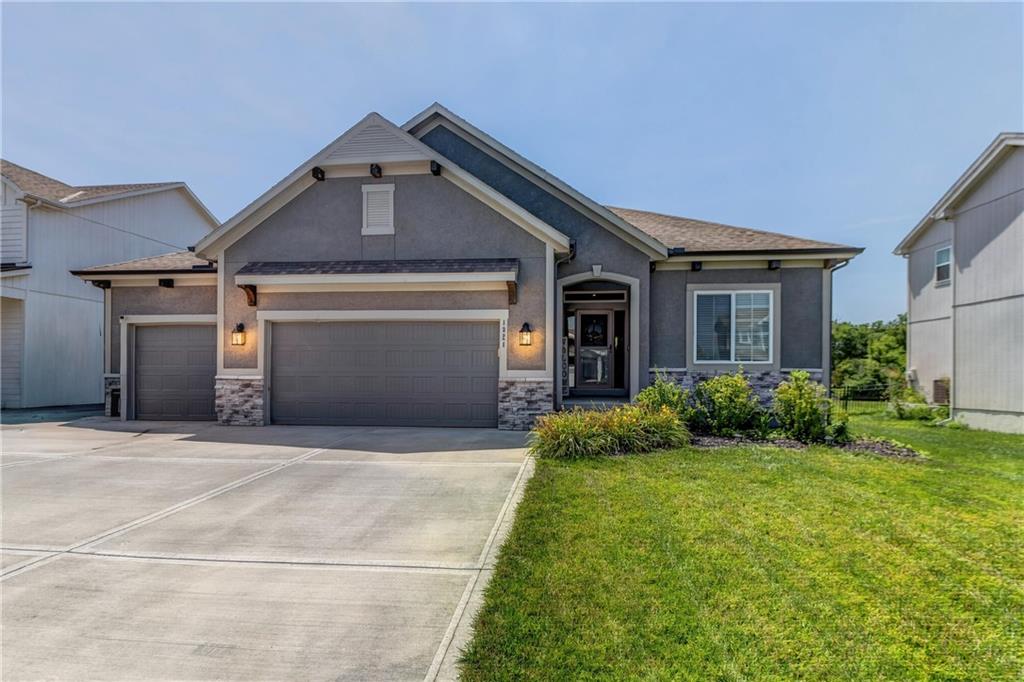 Photo of 1821 NE Ravenwood Drive Lee's Summit MO 64086
