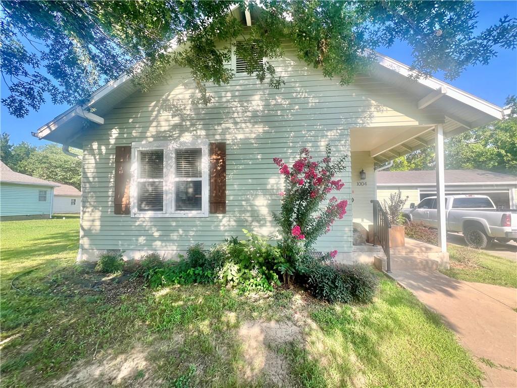 Photo of 1004 N 2nd Street Independence KS 67301