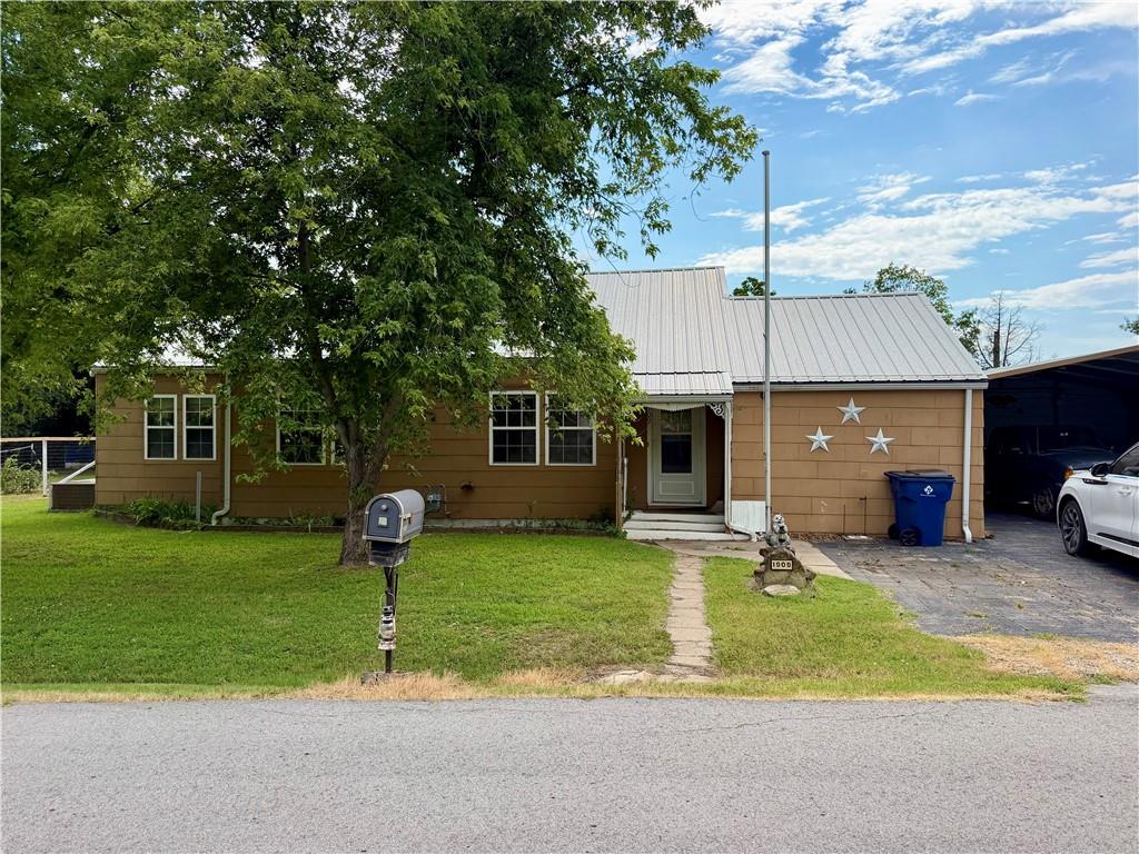 Photo of 1900 Home Circle Street Coffeyville KS 67337